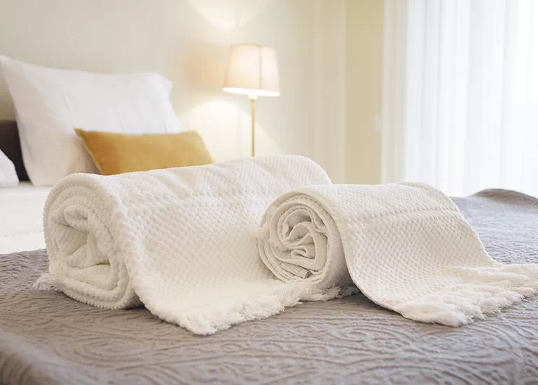 ręczniki na łóżku